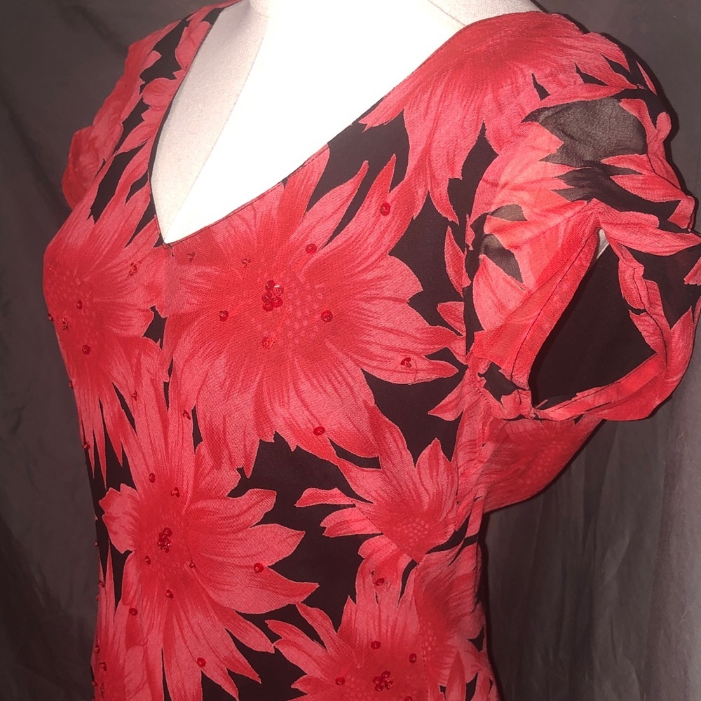 Chic Floral Maxi Dress in Red and Black - Picture 4 of 11